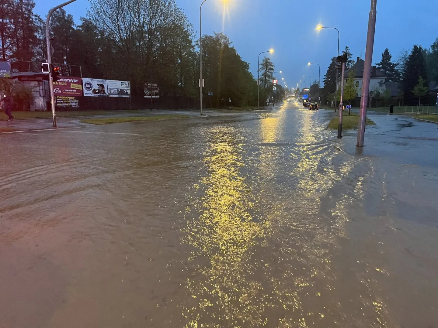 FOTO: Velká voda na Vysočině? Uzavřená cyklostezka, bahno na přivaděči a zanesené kanály. Foto: Hasiči města Žďár nad Sázavou