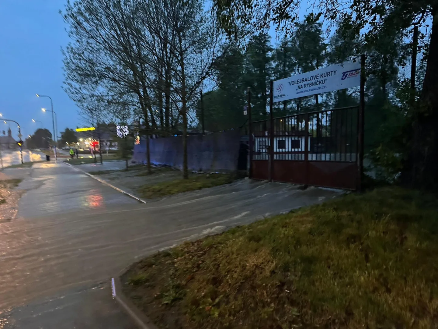 FOTO: Velká voda na Vysočině? Uzavřená cyklostezka, bahno na přivaděči a zanesené kanály