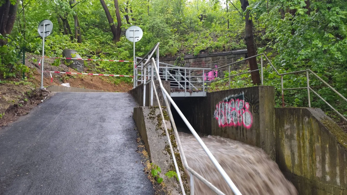 FOTO: Velká voda na Vysočině? Uzavřená cyklostezka, bahno na přivaděči a zanesené kanály