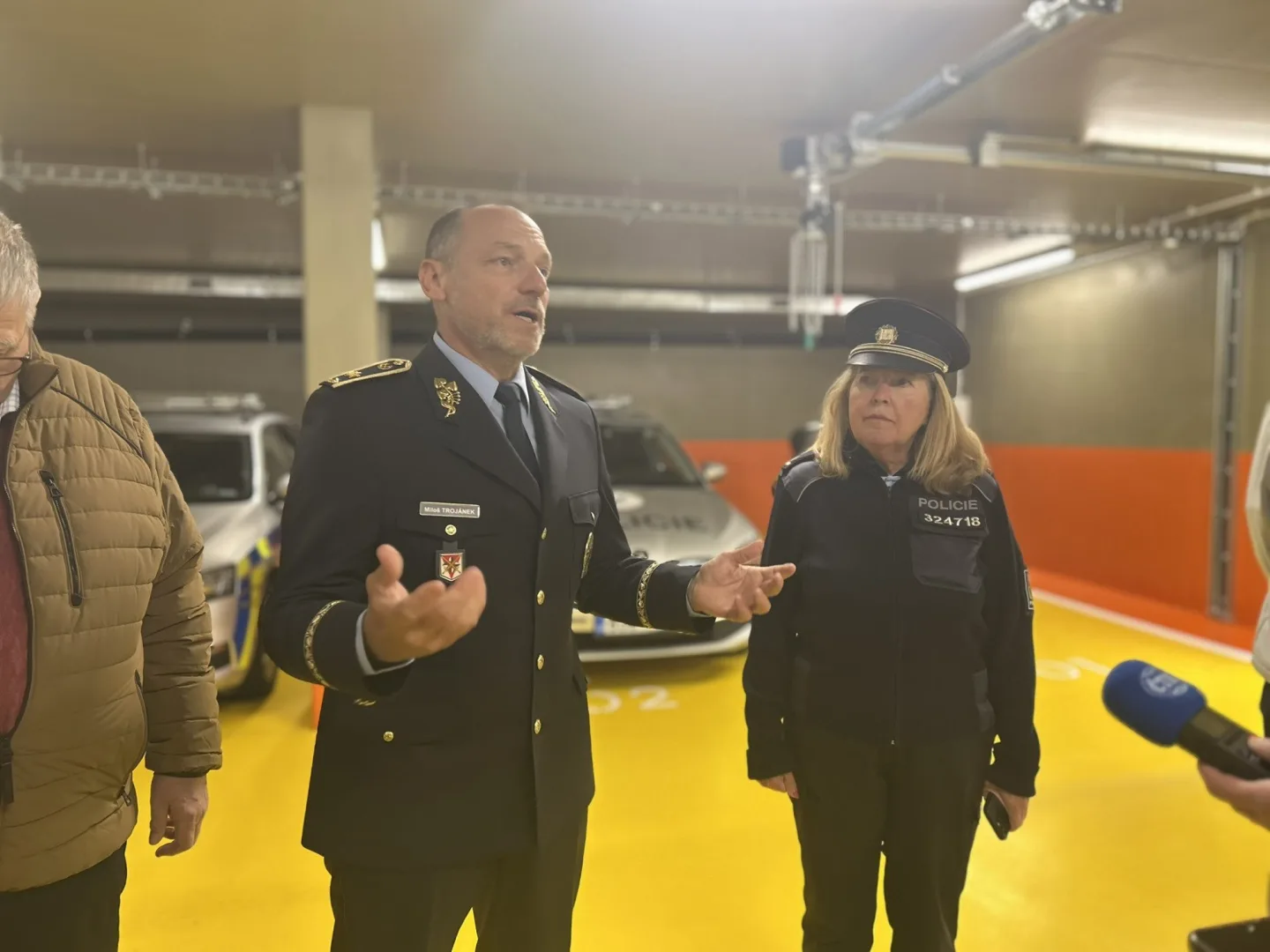 VIDEO: Policisté v Jihlavě mají nový parkovací dům za 70 milionů. Nahlédněte dovnitř