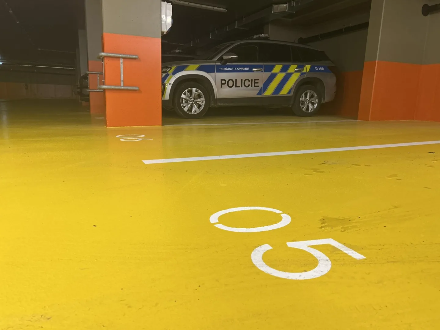 VIDEO: Policisté v Jihlavě mají nový parkovací dům za 70 milionů. Nahlédněte dovnitř