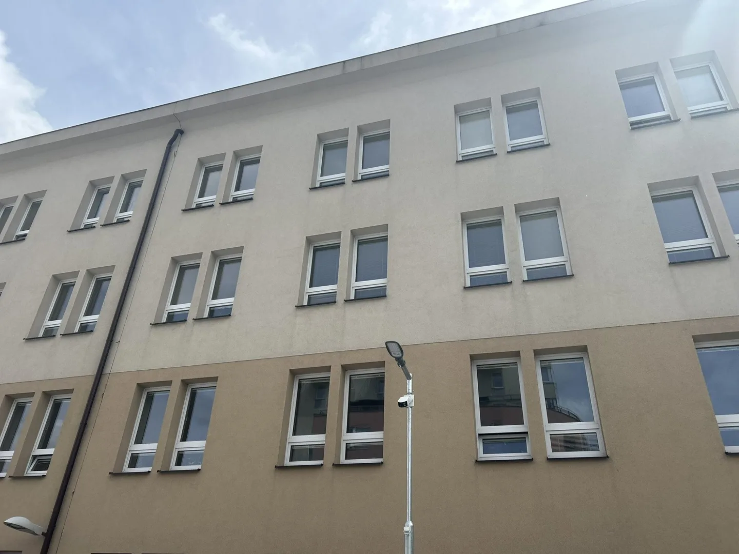 VIDEO: Policisté v Jihlavě mají nový parkovací dům za 70 milionů. Nahlédněte dovnitř