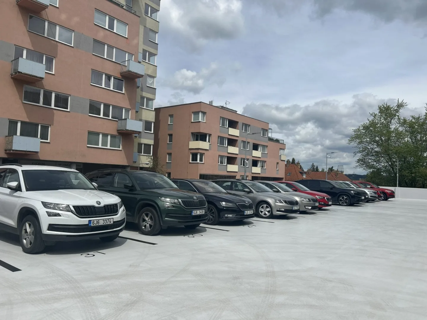 VIDEO: Policisté v Jihlavě mají nový parkovací dům za 70 milionů. Nahlédněte dovnitř
