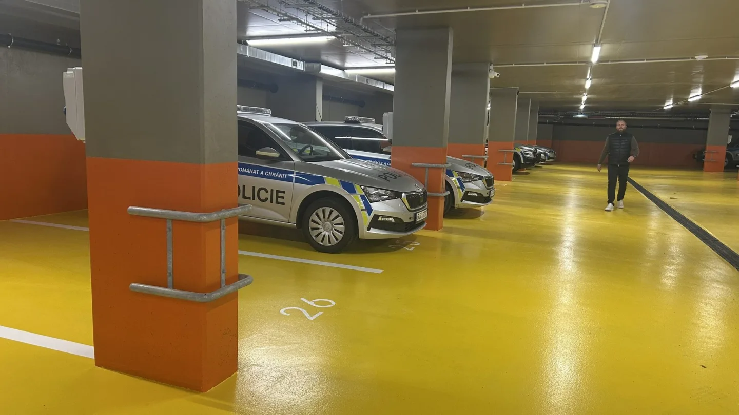 VIDEO: Policisté v Jihlavě mají nový parkovací dům za 70 milionů. Nahlédněte dovnitř