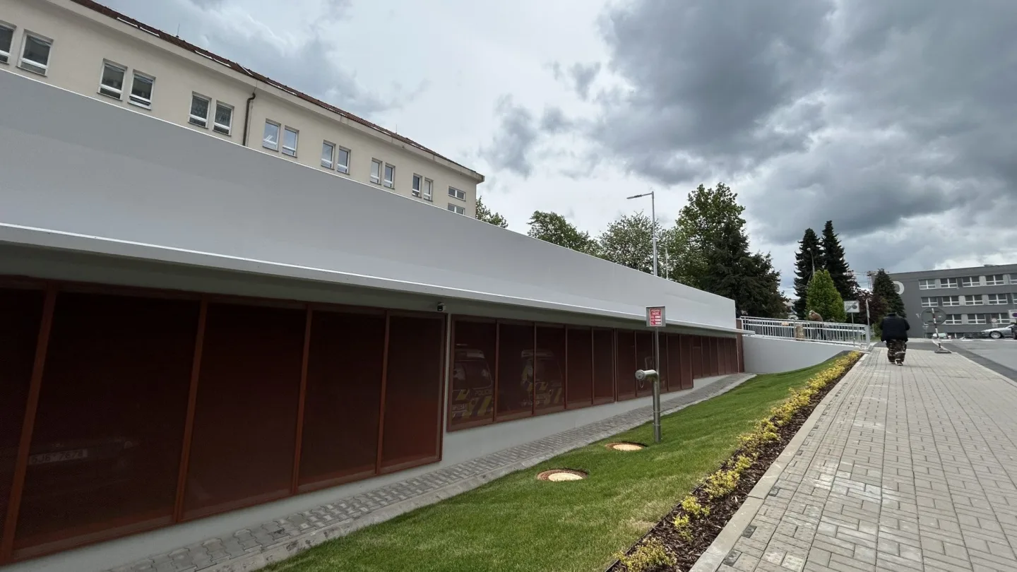 VIDEO: Policisté v Jihlavě mají nový parkovací dům za 70 milionů. Nahlédněte dovnitř