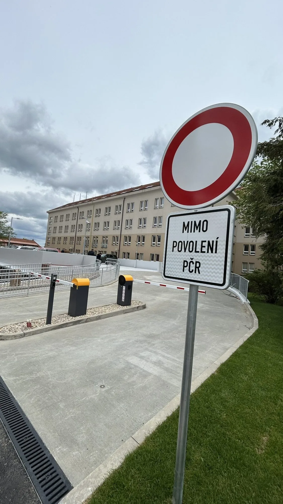 VIDEO: Policisté v Jihlavě mají nový parkovací dům za 70 milionů. Nahlédněte dovnitř