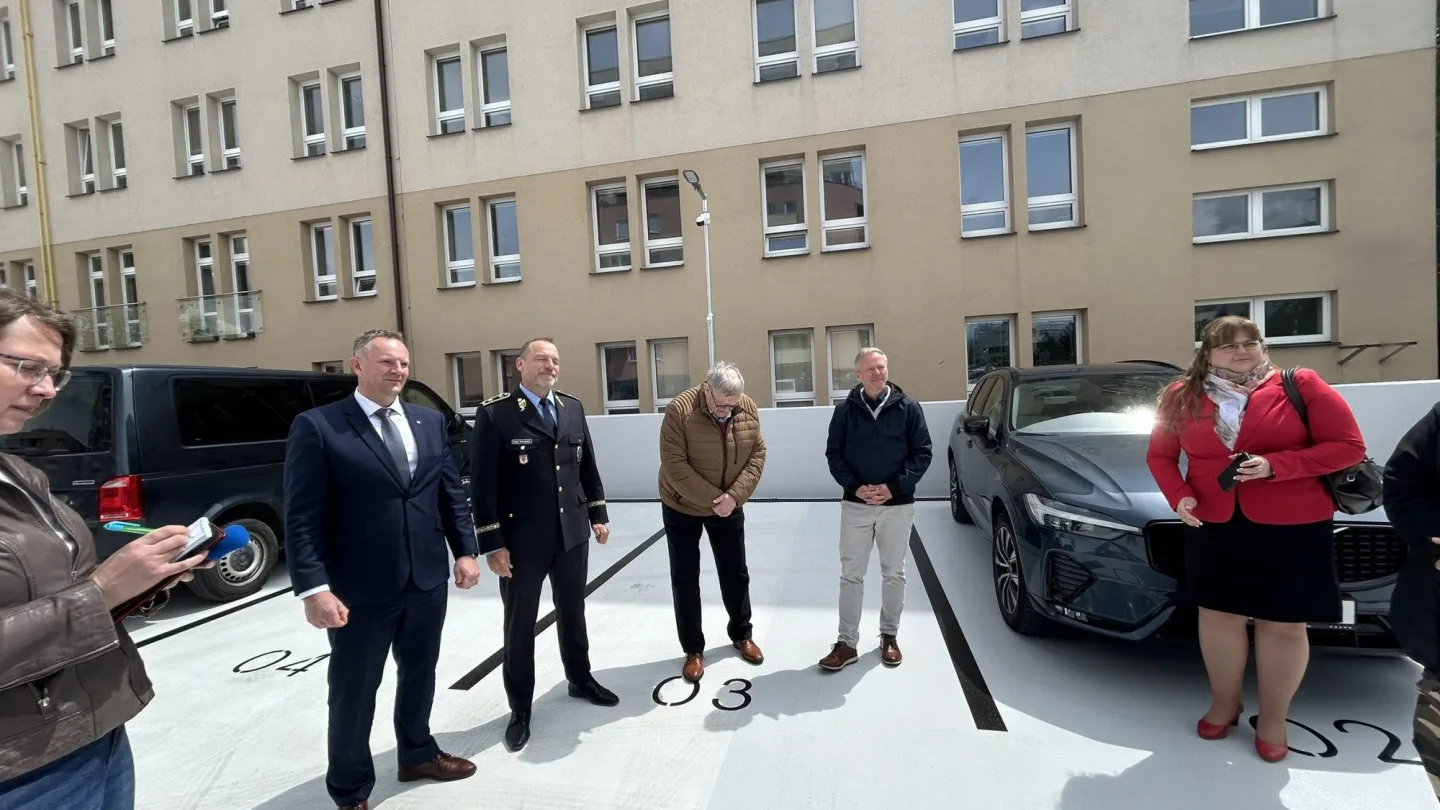 VIDEO: Policisté v Jihlavě mají nový parkovací dům za 70 milionů. Nahlédněte dovnitř