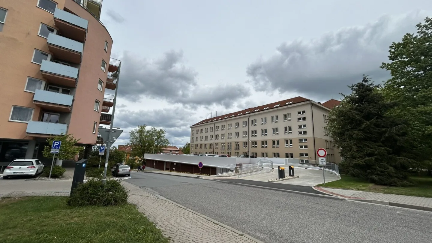 VIDEO: Policisté v Jihlavě mají nový parkovací dům za 70 milionů. Nahlédněte dovnitř