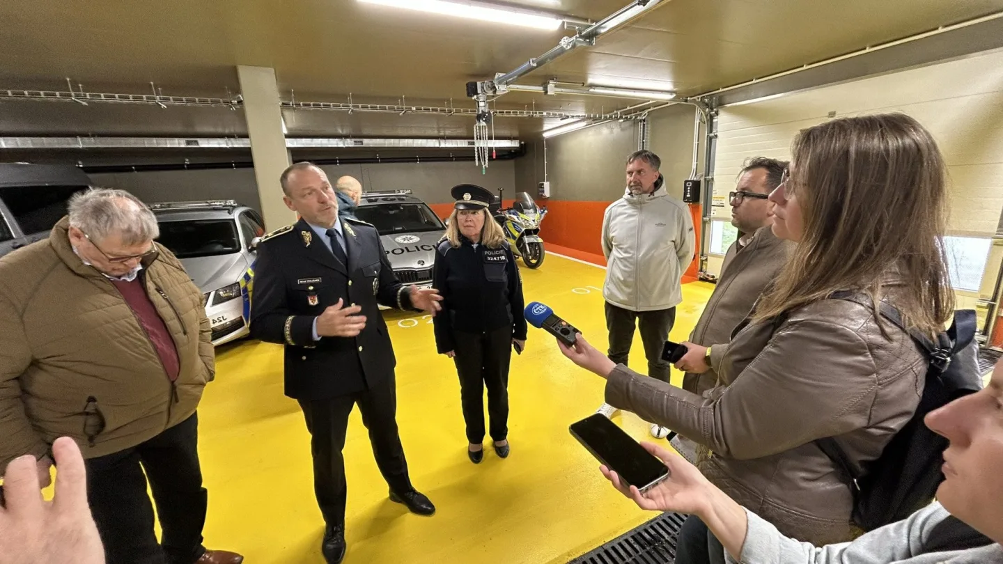 VIDEO: Policisté v Jihlavě mají nový parkovací dům za 70 milionů. Nahlédněte dovnitř