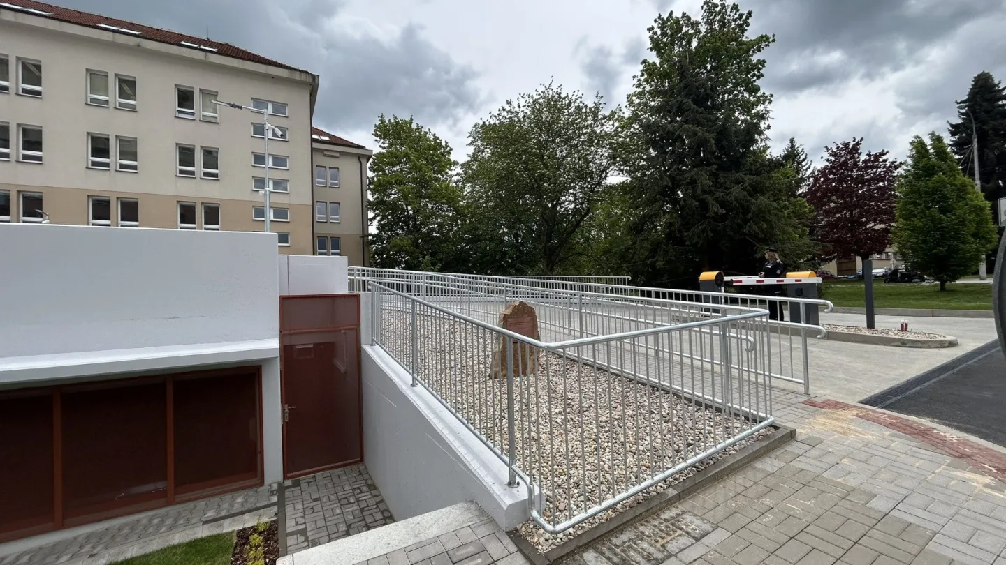 VIDEO: Policisté v Jihlavě mají nový parkovací dům za 70 milionů. Nahlédněte dovnitř