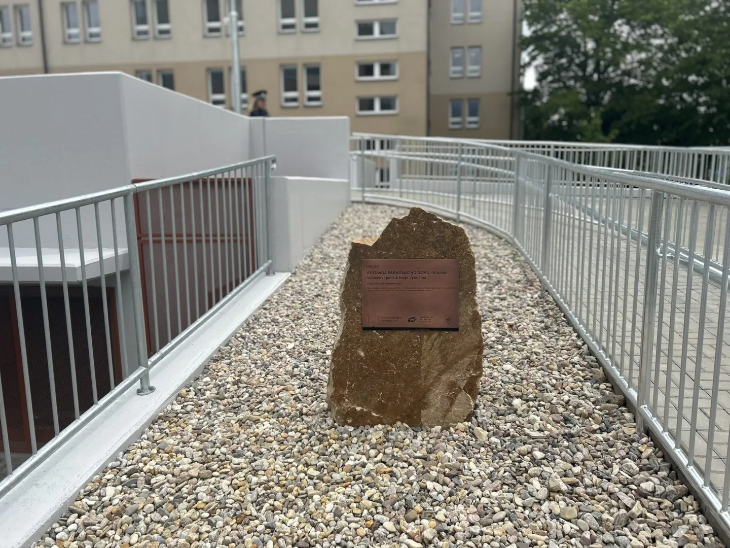 VIDEO: Policisté v Jihlavě mají nový parkovací dům za 70 milionů. Nahlédněte dovnitř