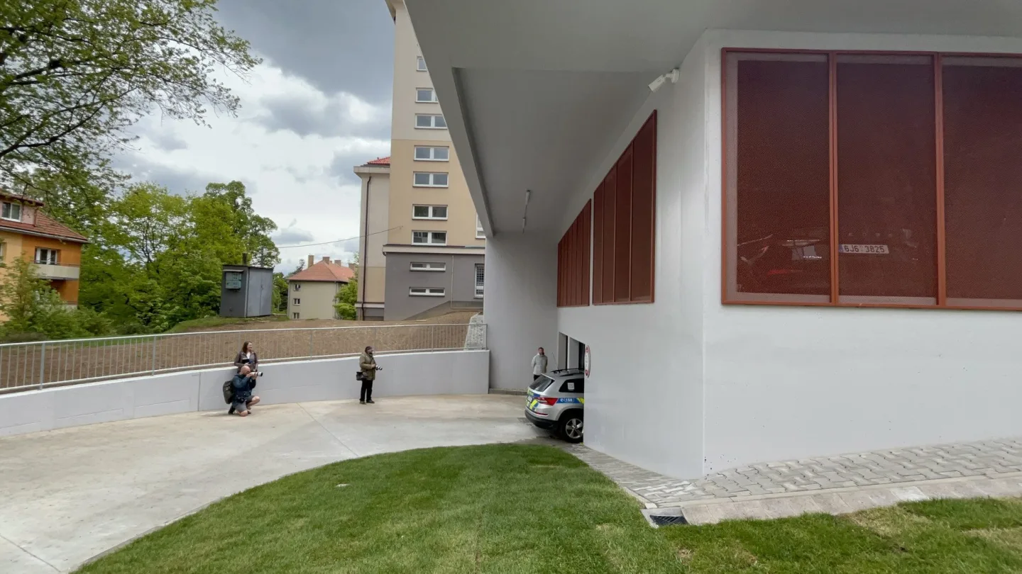 VIDEO: Policisté v Jihlavě mají nový parkovací dům za 70 milionů. Nahlédněte dovnitř