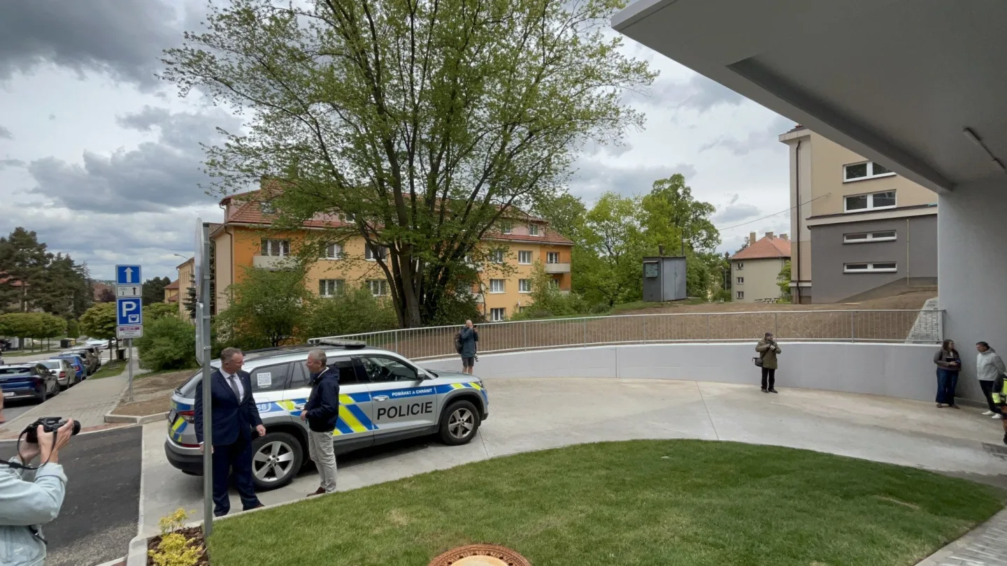 VIDEO: Policisté v Jihlavě mají nový parkovací dům za 70 milionů. Nahlédněte dovnitř