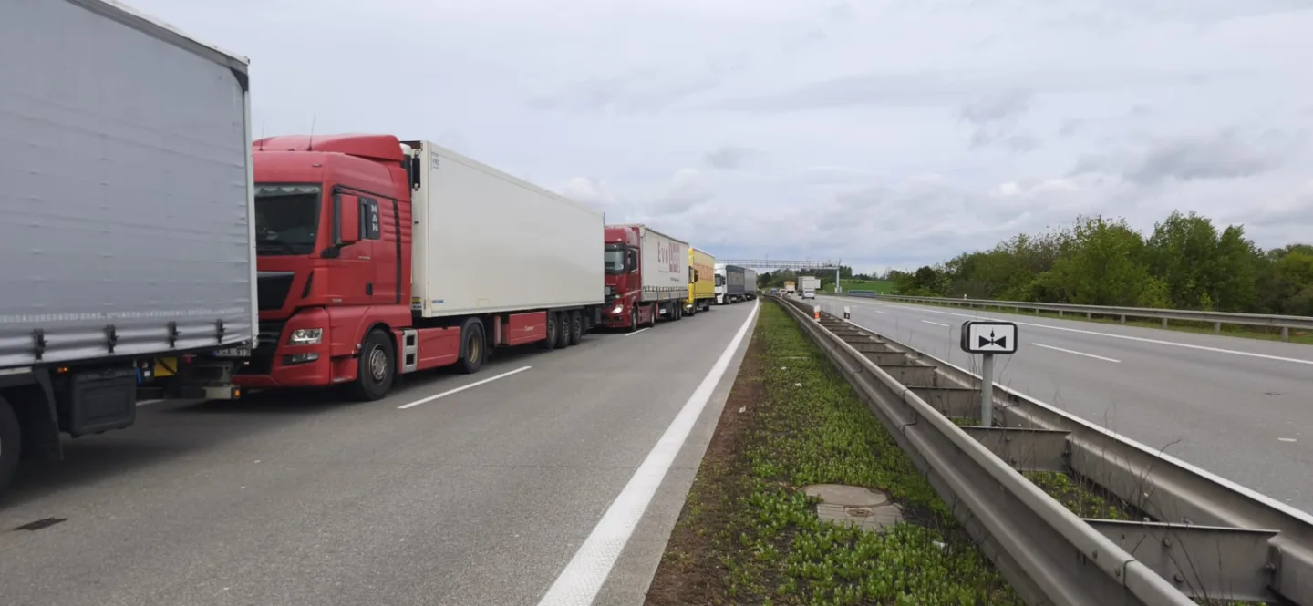 VIDEO: Na D1 stále stojí dlouhá kolona kamionů. Myslete na záchranářskou uličku, apeluje policie