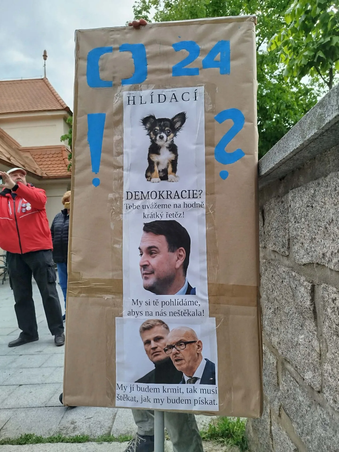 ON-LINE: I Jihlava se připojila k pochodu na podporu médií. Lidé směřují na náměstí