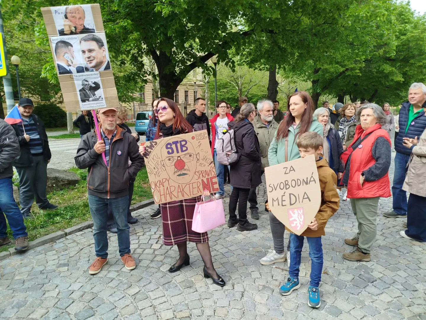 ON-LINE: I Jihlava se připojila k pochodu na podporu médií. Lidé směřují na náměstí