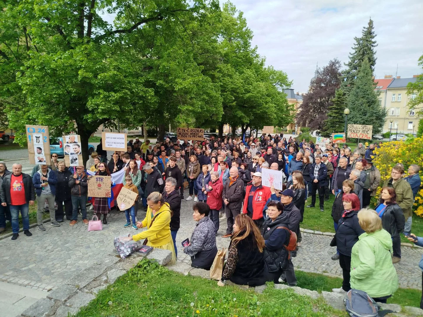 ON-LINE: I Jihlava se připojila k pochodu na podporu médií. Lidé směřují na náměstí