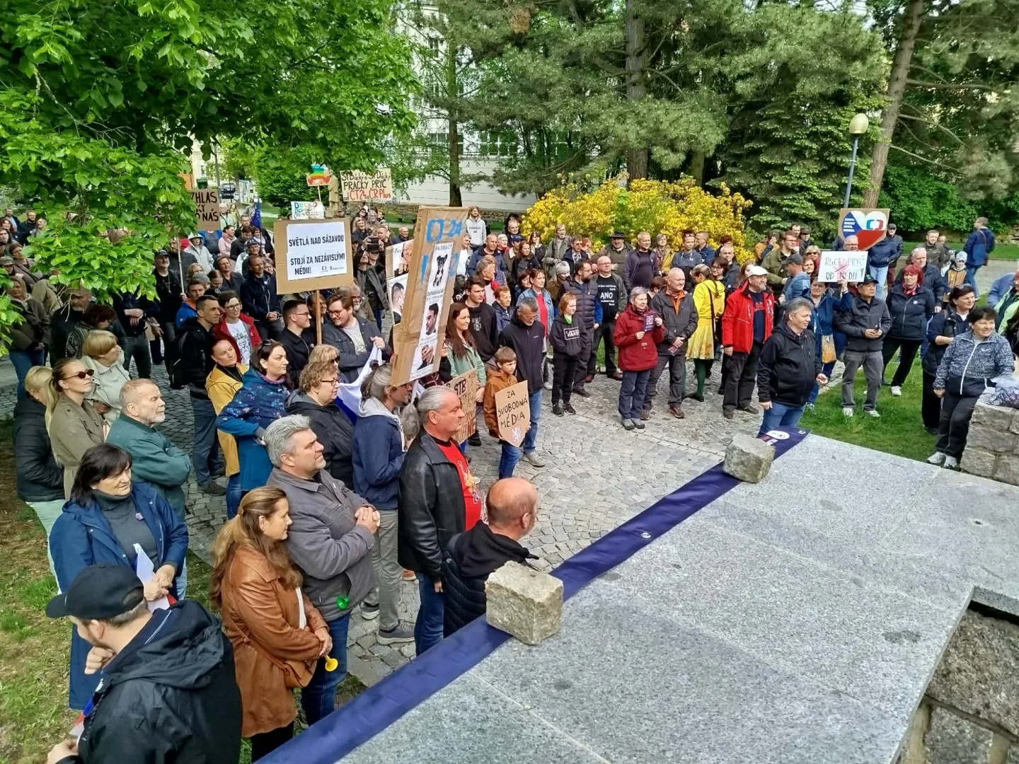 ON-LINE: I Jihlava se připojila k pochodu na podporu médií. Lidé směřují na náměstí