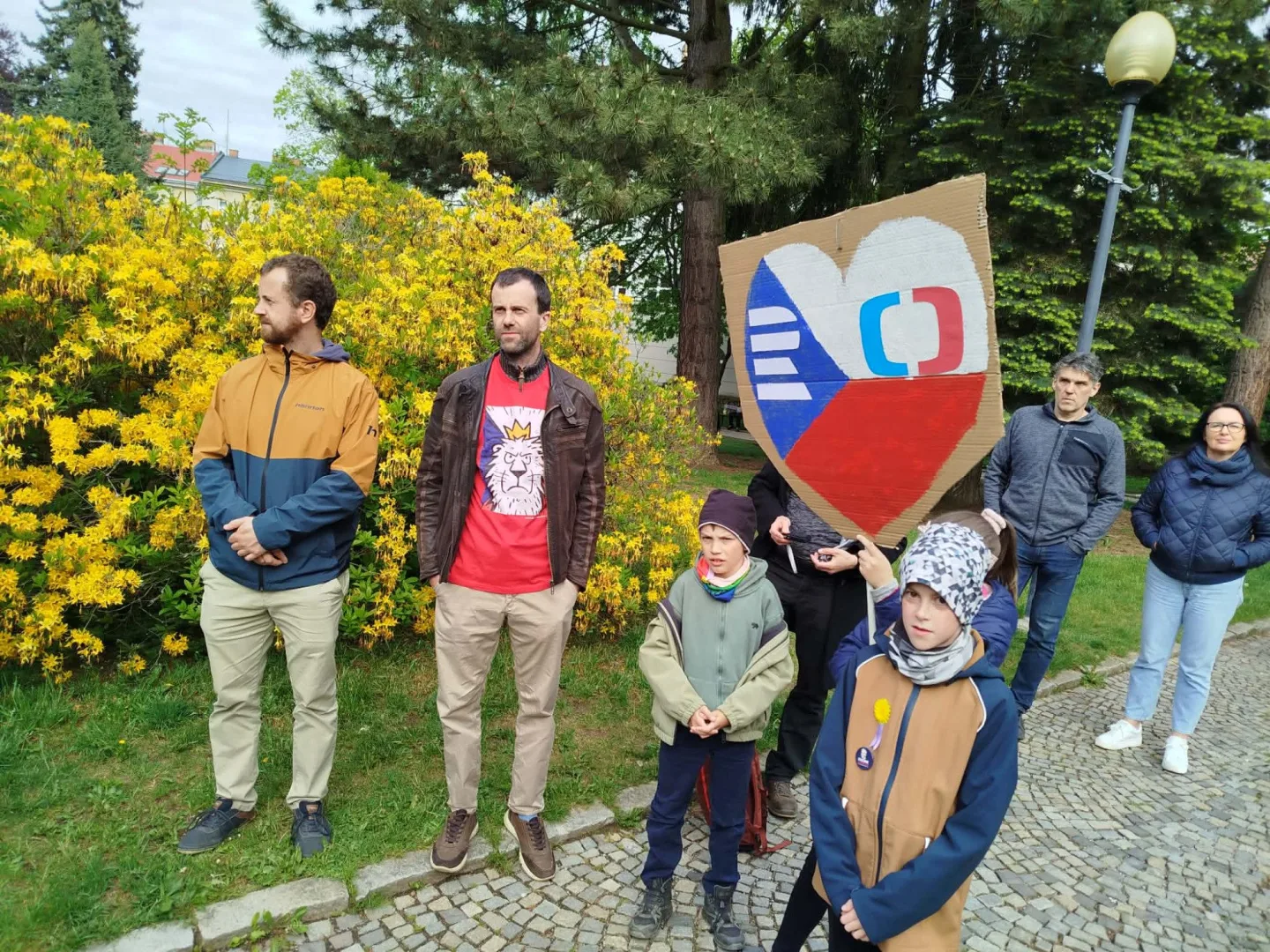 ON-LINE: I Jihlava se připojila k pochodu na podporu médií. Lidé směřují na náměstí