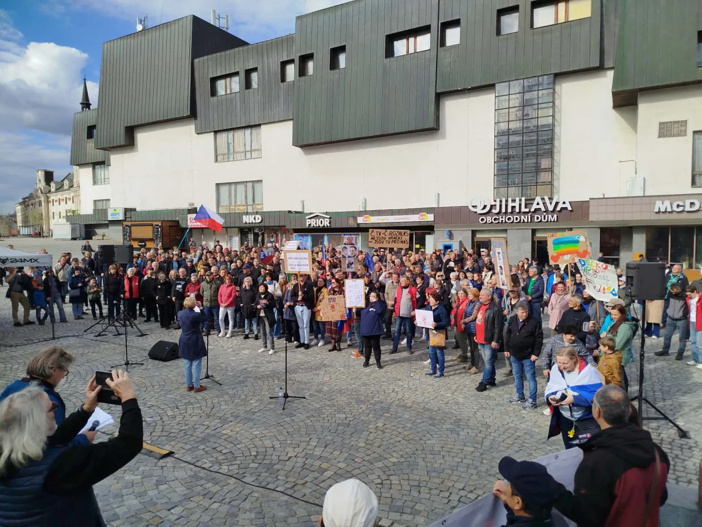 ON-LINE: I Jihlava se připojila k pochodu na podporu médií. Lidé půjdou na náměstí