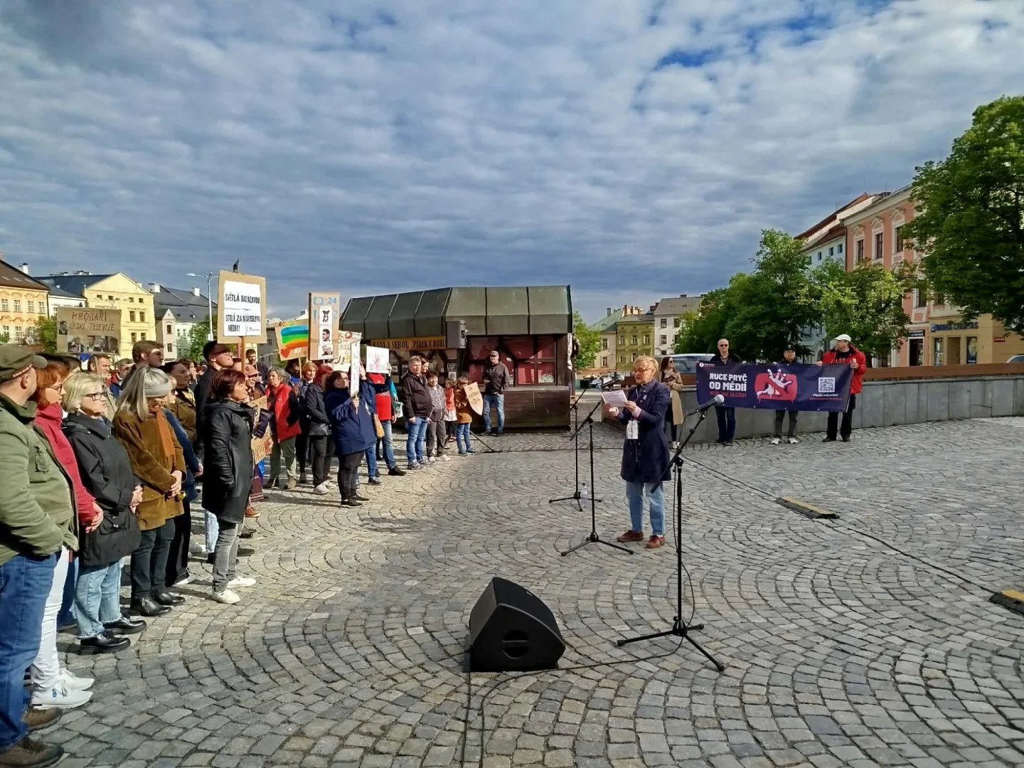 ON-LINE: I Jihlava se připojila k pochodu na podporu médií. Lidé půjdou na náměstí