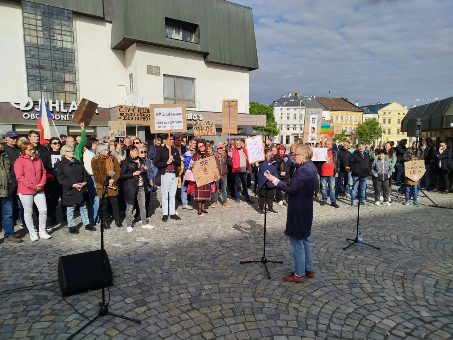 ON-LINE: I Jihlava se připojila k pochodu na podporu médií. Lidé půjdou na náměstí