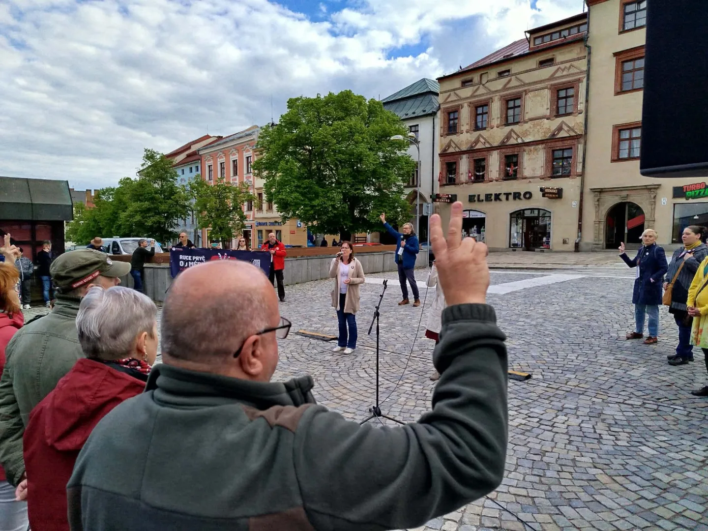 ON-LINE: Stáhněte tu věc! I Jihlava se připojila k pochodu na podporu médií