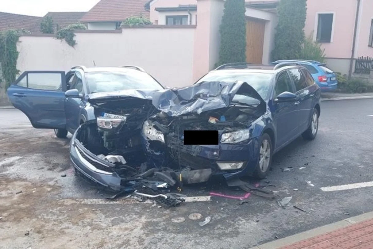Mladý řidič se v Urbanově srazil s autem v protisměru, zranily se tři osoby. Foto: Policie ČR
