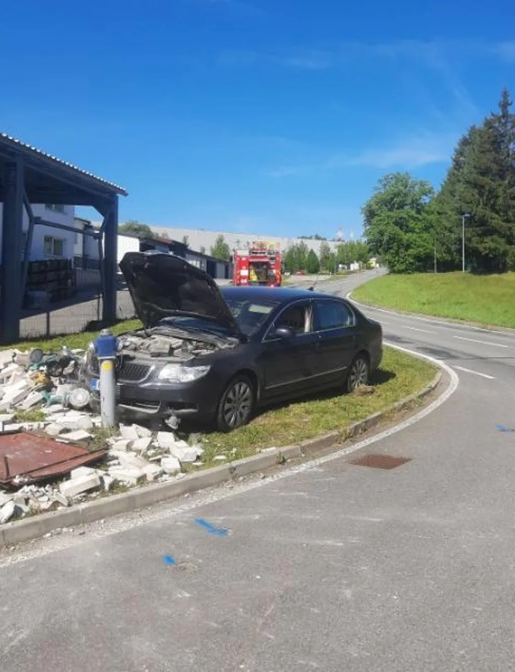 Řidič v Humpolci narazil do přípojky. V okolí došlo k úniku plynu