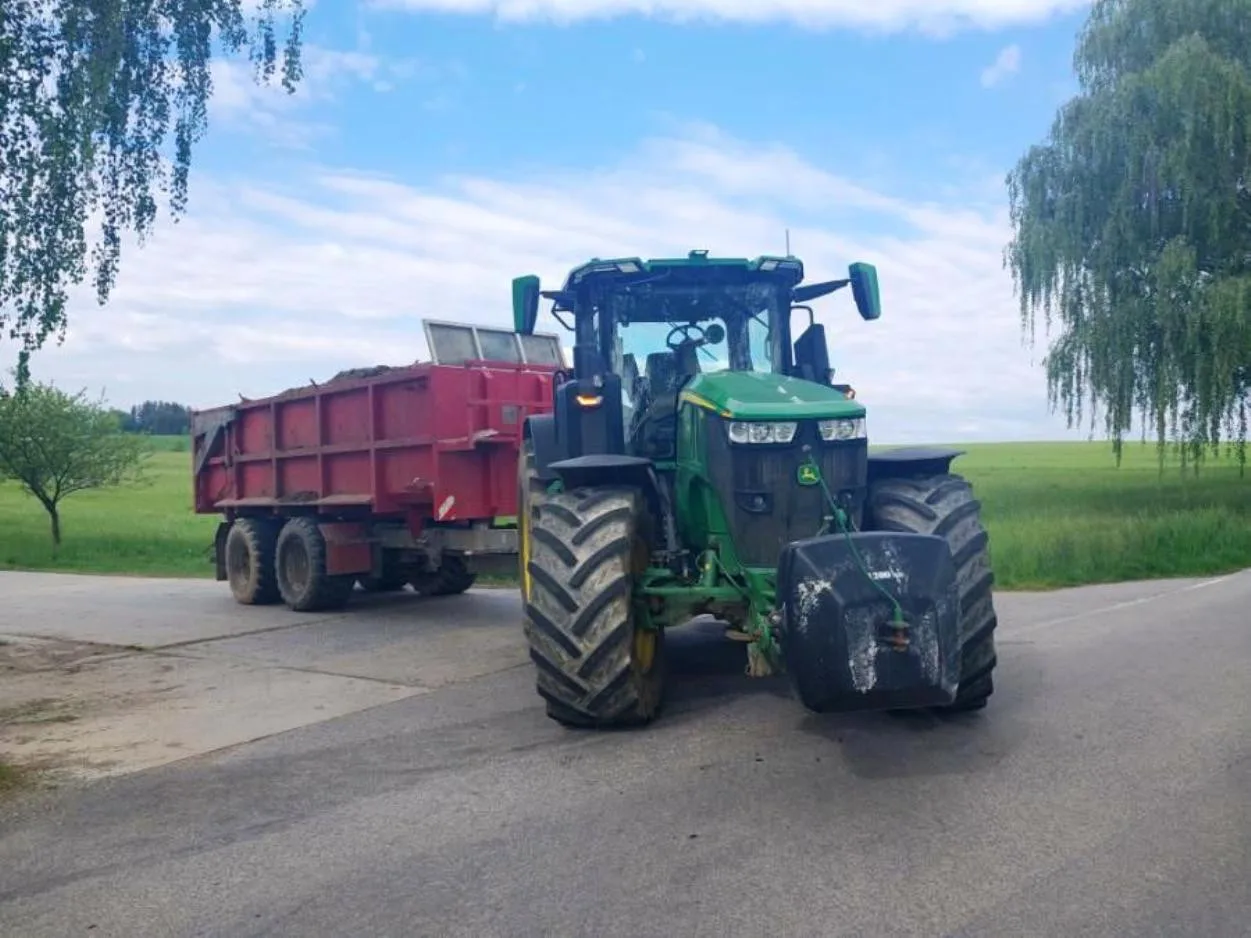 Traktor nedal přesnost autu na hlavní a došlo k nehodě. Řidič skončil v nemocnici