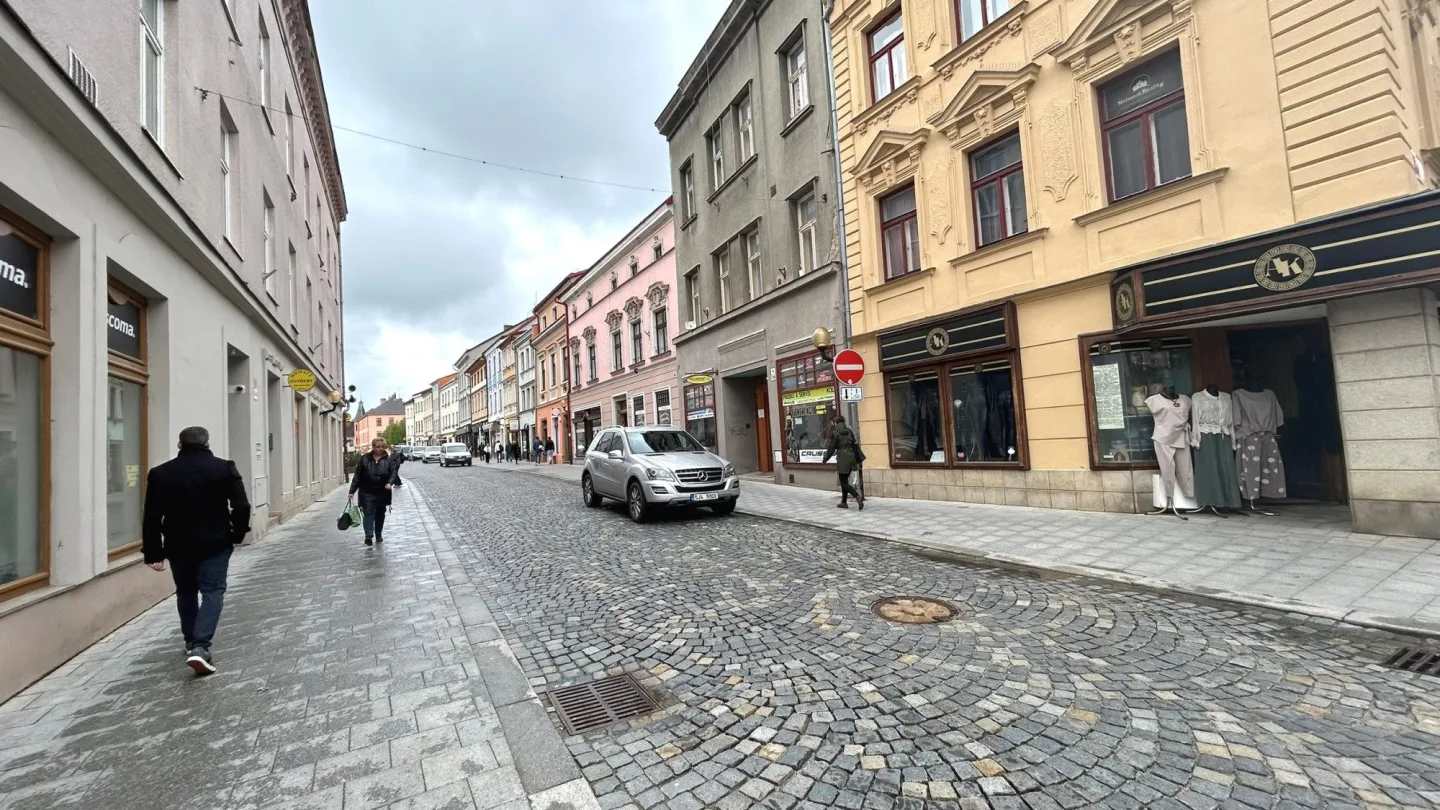 Nové lavičky a zeleň promění jihlavskou Benešku v přívětivější místo pro pěší