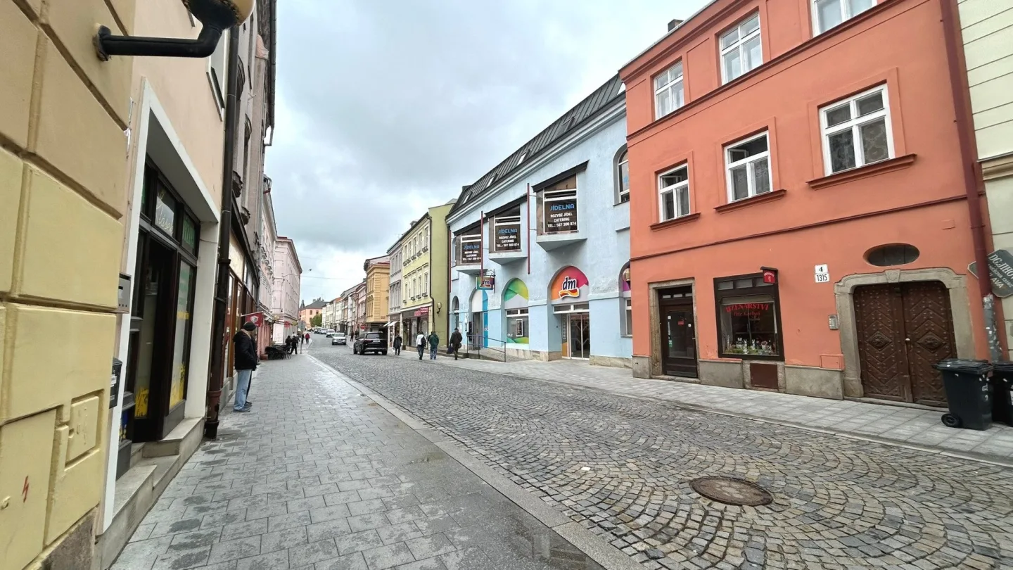 Nové lavičky a zeleň promění jihlavskou Benešku v přívětivější místo pro pěší