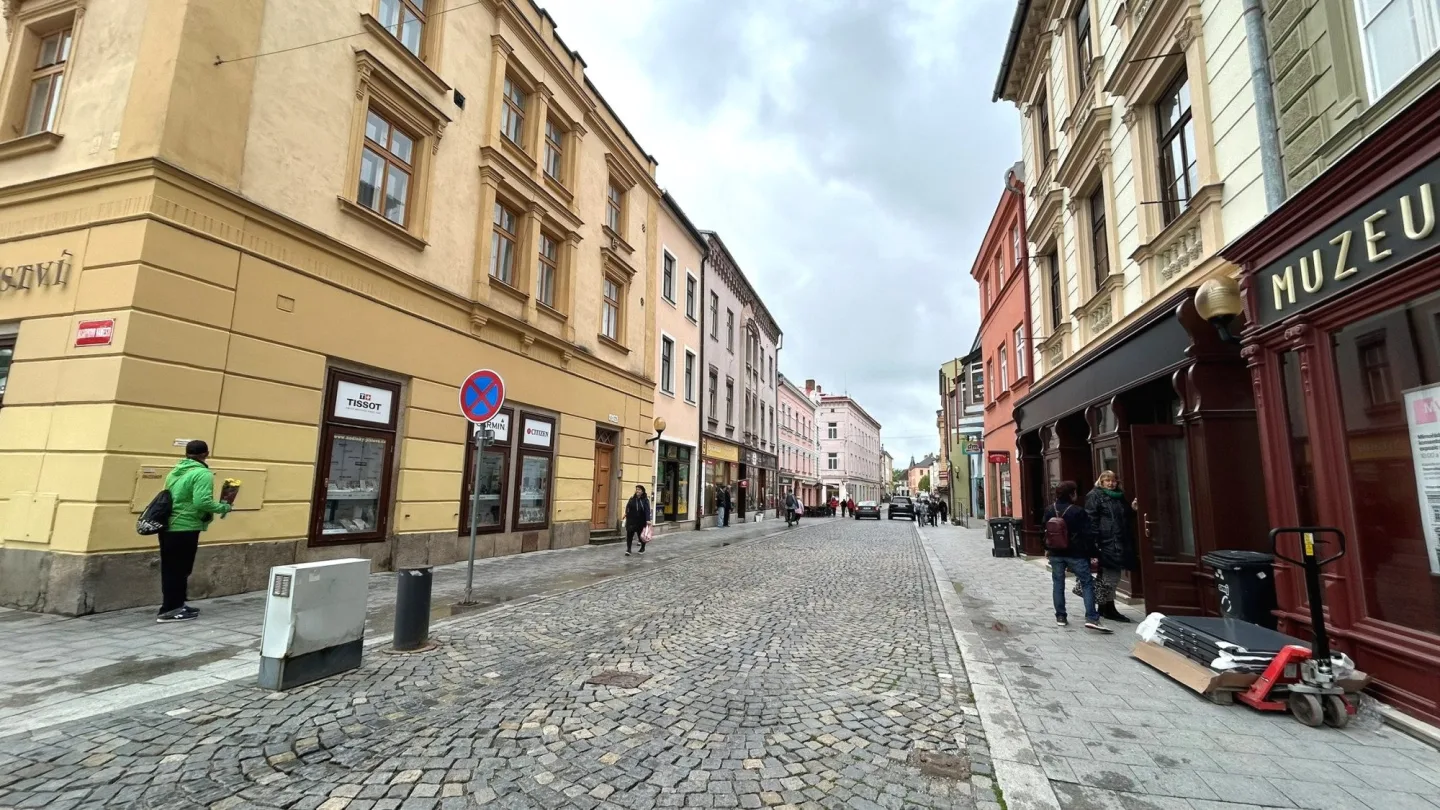 Nové lavičky a zeleň promění jihlavskou Benešku v přívětivější místo pro pěší