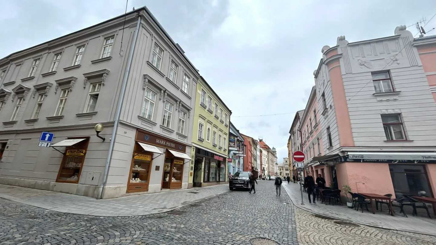 Nové lavičky a zeleň promění jihlavskou Benešku v přívětivější místo pro pěší