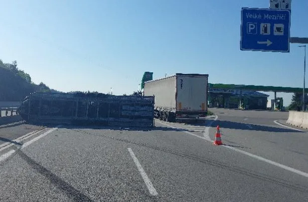 Aktuálně z D1: U Velkého Meziříčí bourala dodávka s podvalem. Tvoří se tam kolona