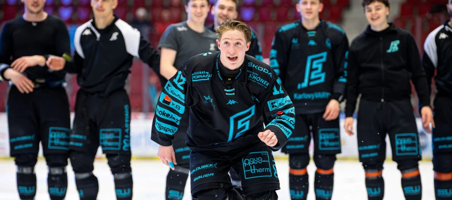 Petr Tomek měl být kapitánem juniorky, stal se ale  hvězdou A-týmu. Foto: HC Energie Karlovy Vary