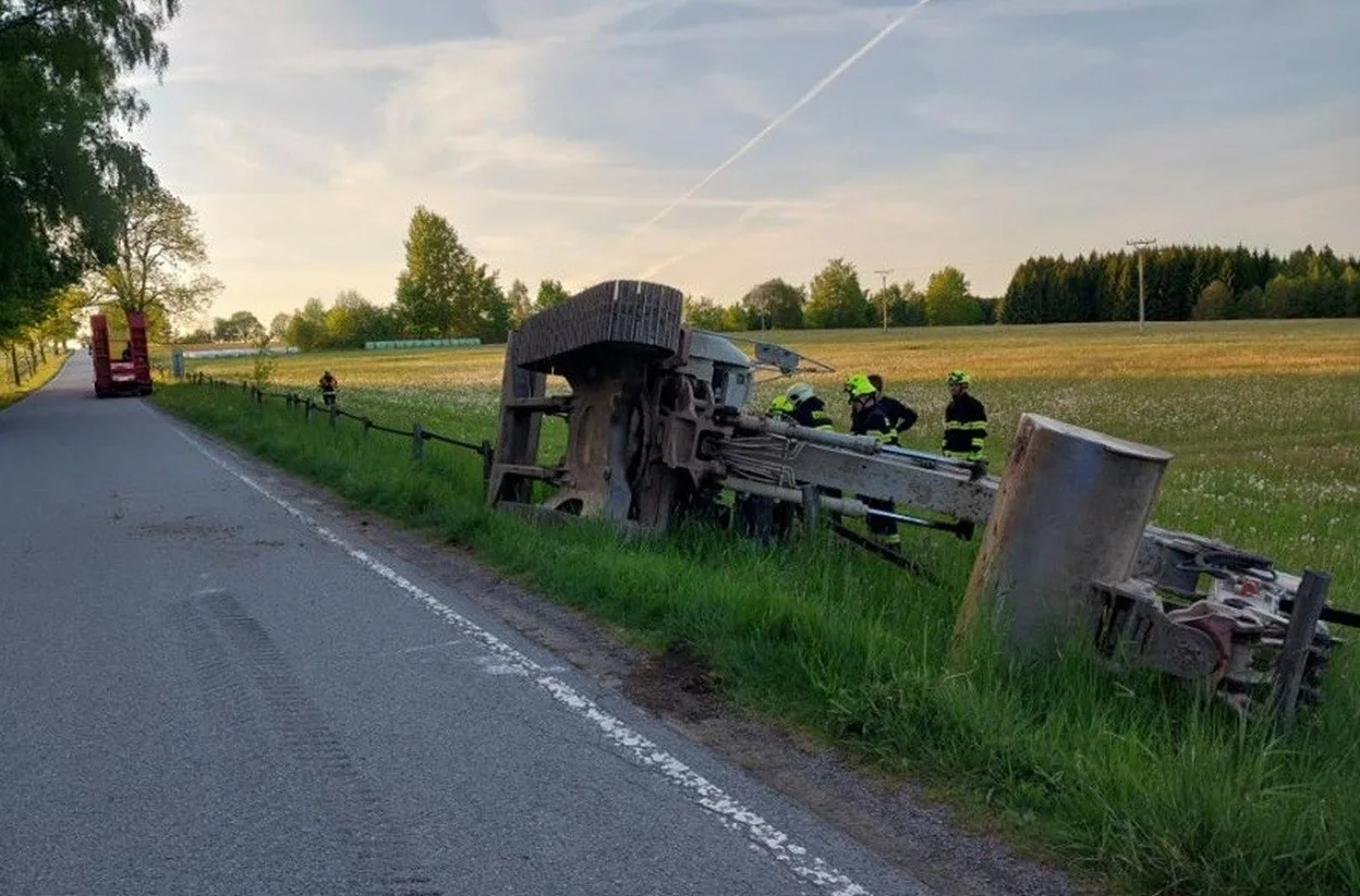 Řidič vezl bagr, který se mu převrátil, nehoda skončila bez zranění. Foto: Policie ČR