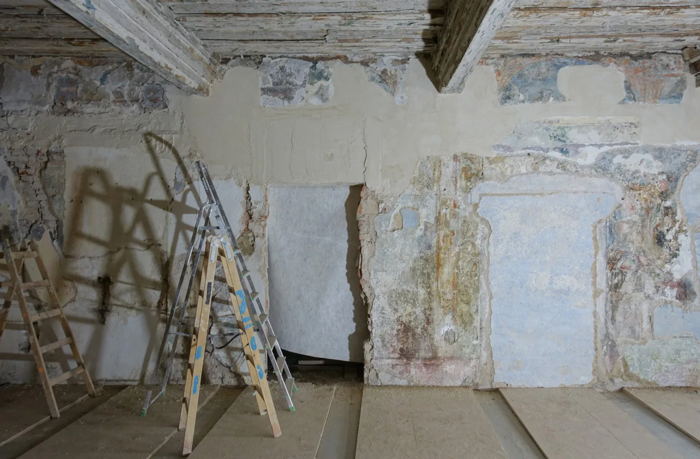 Stříbrný dům před rekonstrukcí a v jejím průběhu. Foto: Jiří Neubert