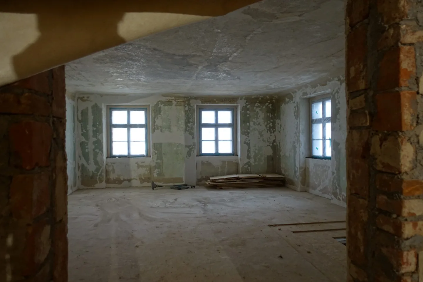 Stříbrný dům před rekonstrukcí a v jejím průběhu. Foto: Jiří Neubert