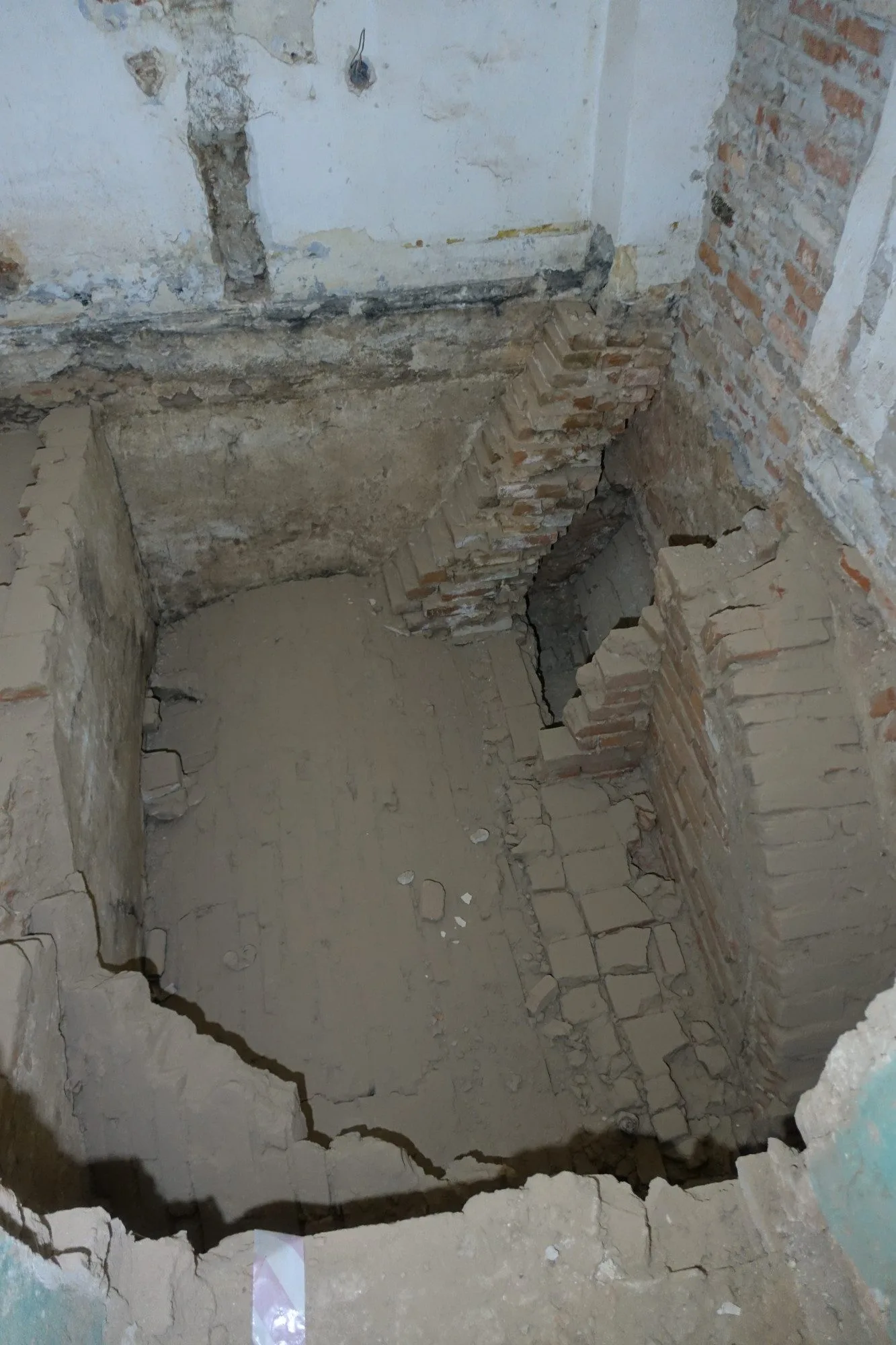 Stříbrný dům před rekonstrukcí a v jejím průběhu. Foto: Jiří Neubert