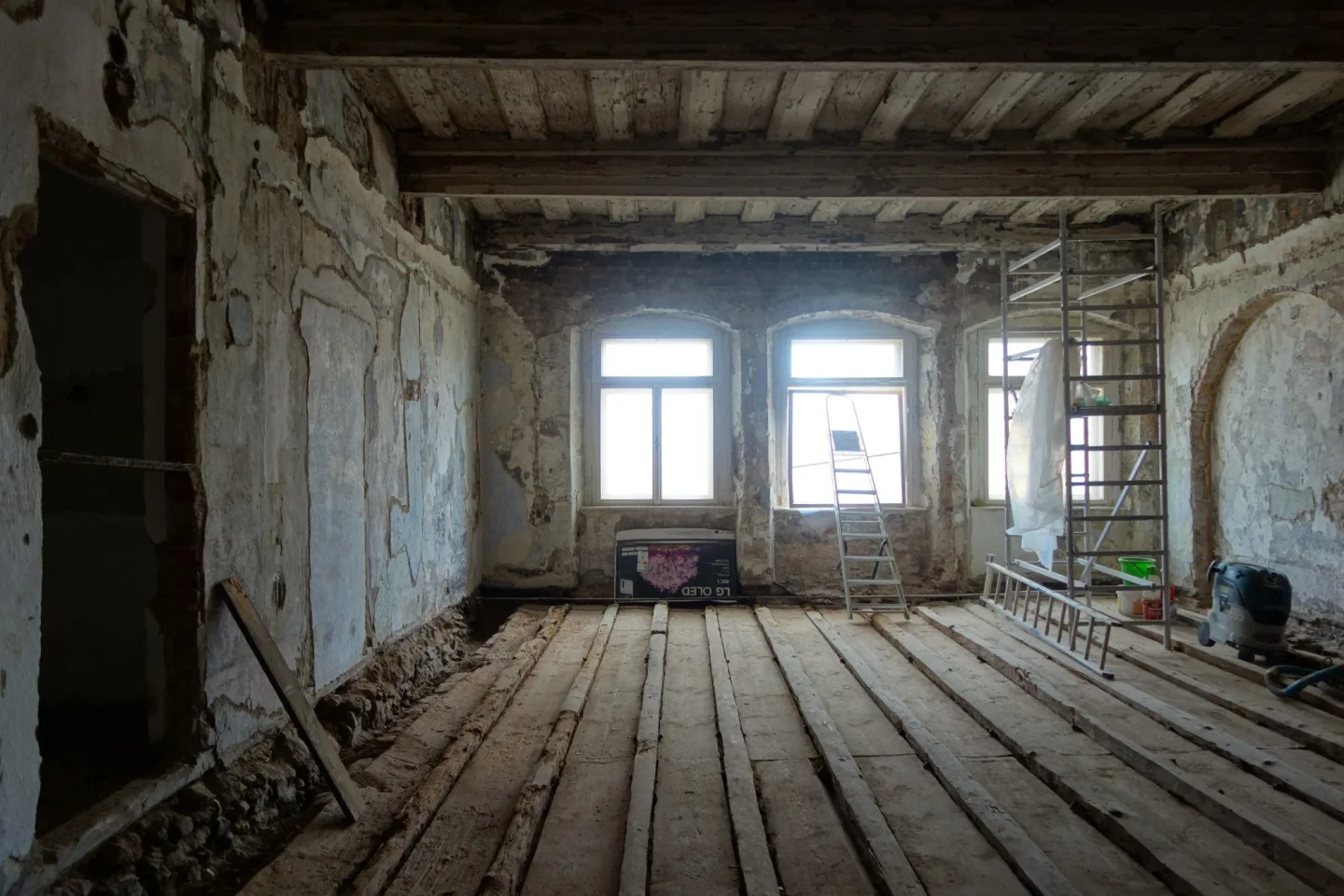 Stříbrný dům před rekonstrukcí a v jejím průběhu. Foto: Jiří Neubert