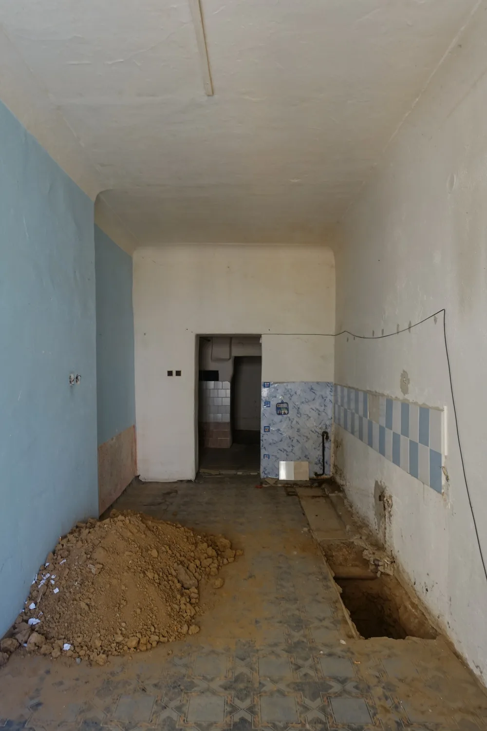 Stříbrný dům před rekonstrukcí a v jejím průběhu. Foto: Jiří Neubert