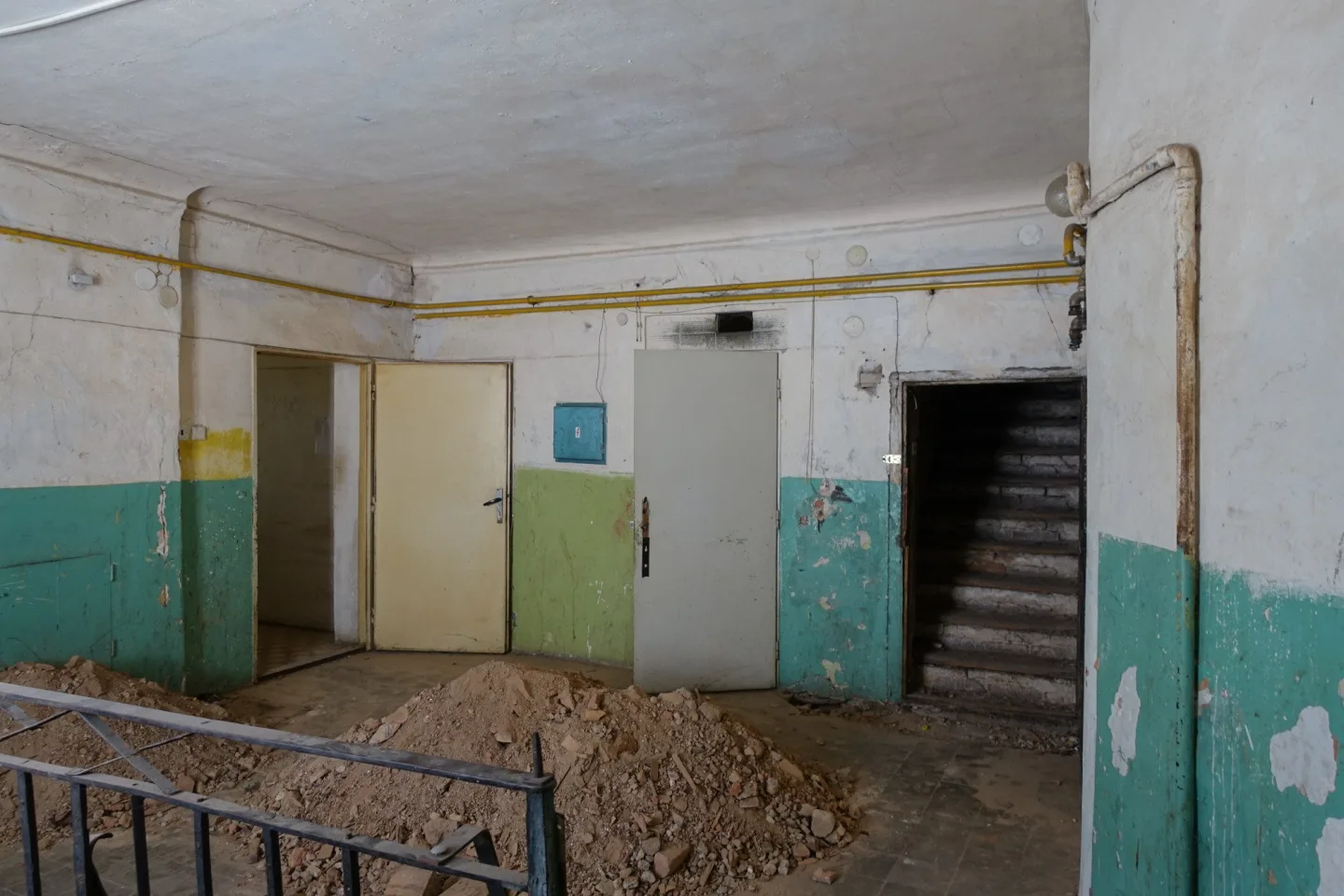 Stříbrný dům před rekonstrukcí a v jejím průběhu. Foto: Jiří Neubert