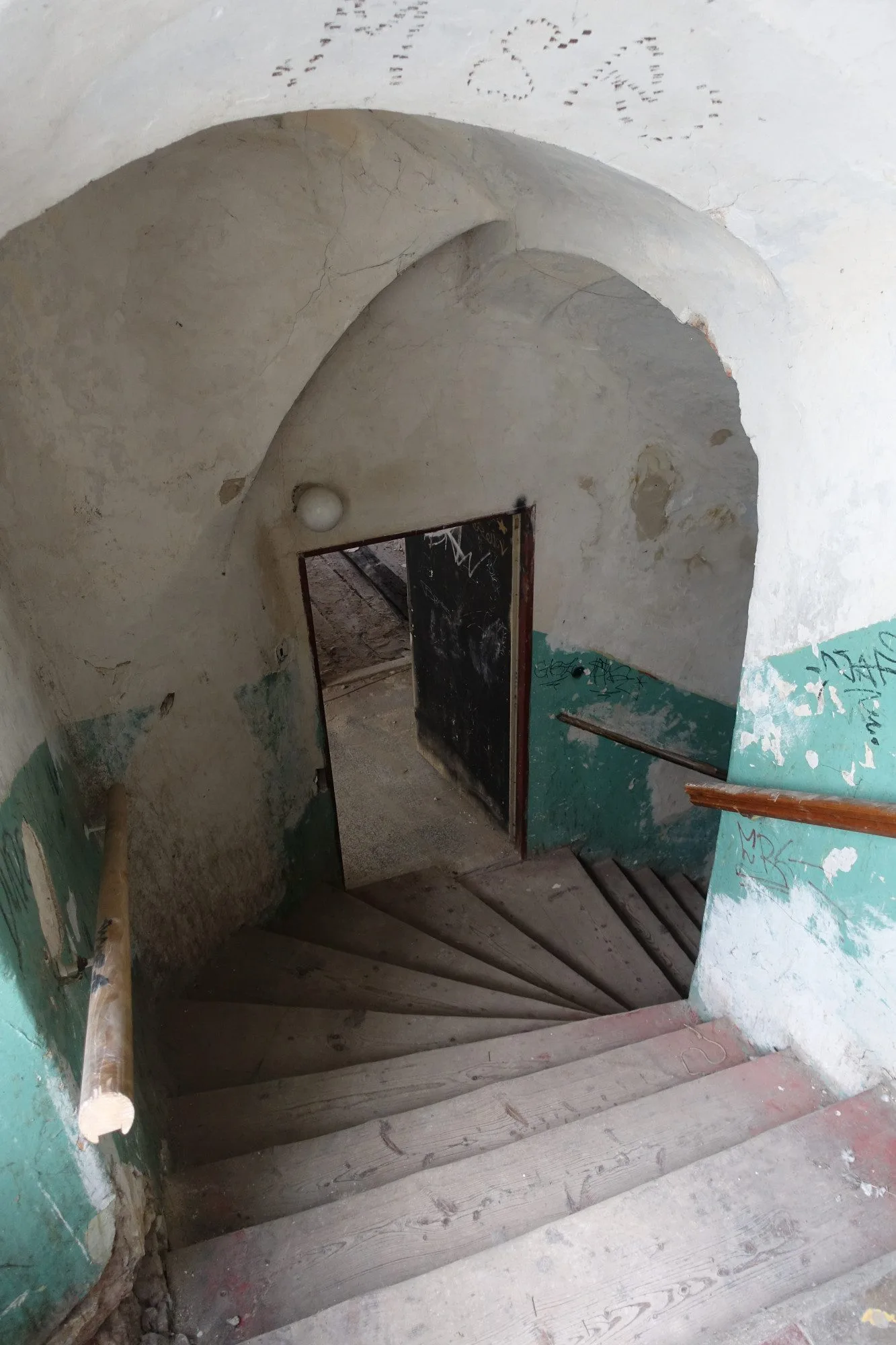 Stříbrný dům před rekonstrukcí a v jejím průběhu. Foto: Jiří Neubert