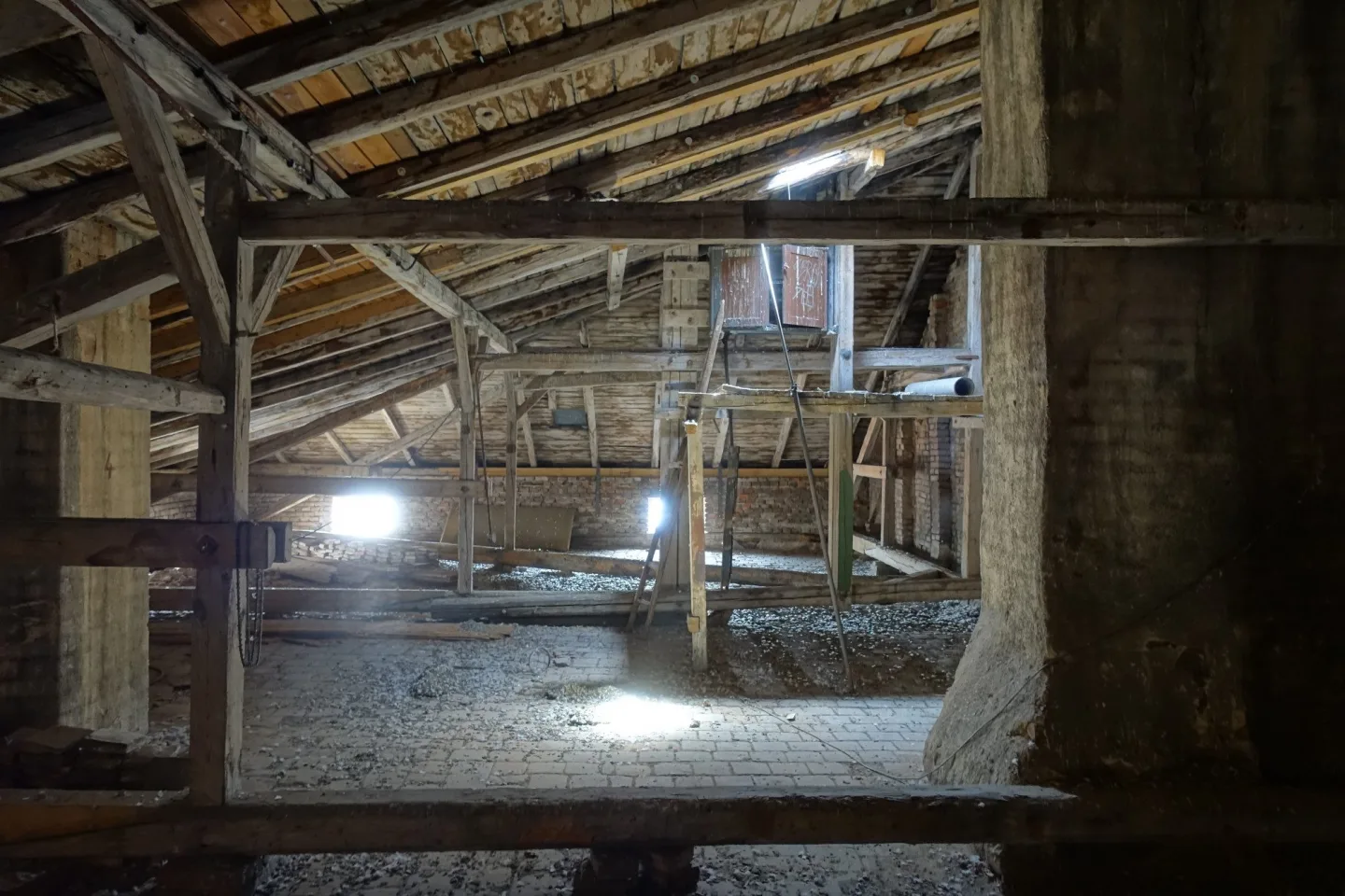 Stříbrný dům před rekonstrukcí a v jejím průběhu. Foto: Jiří Neubert
