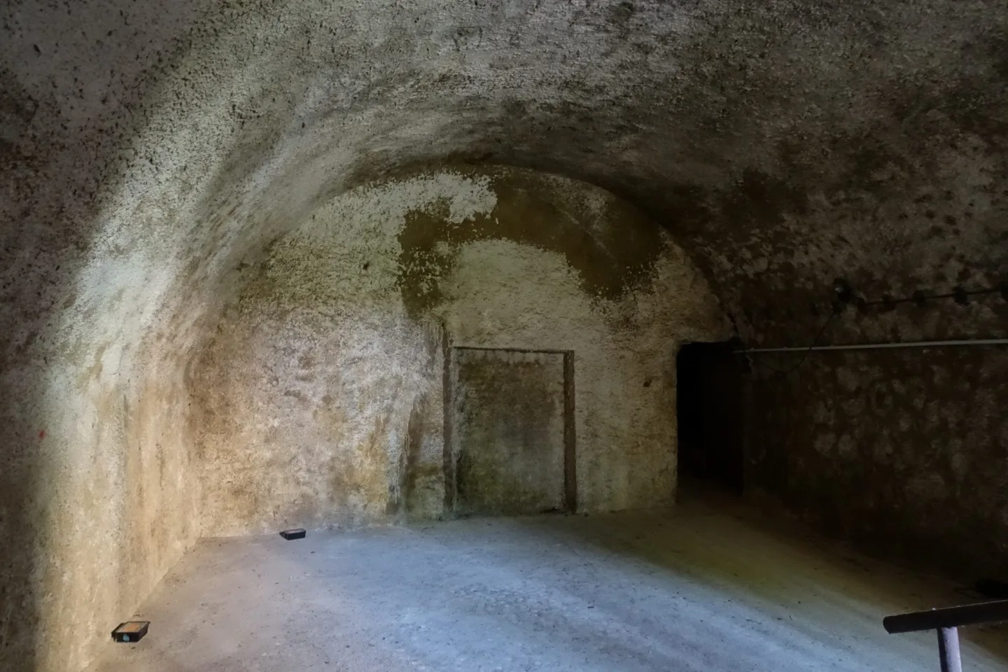 Stříbrný dům před rekonstrukcí a v jejím průběhu. Foto: Jiří Neubert