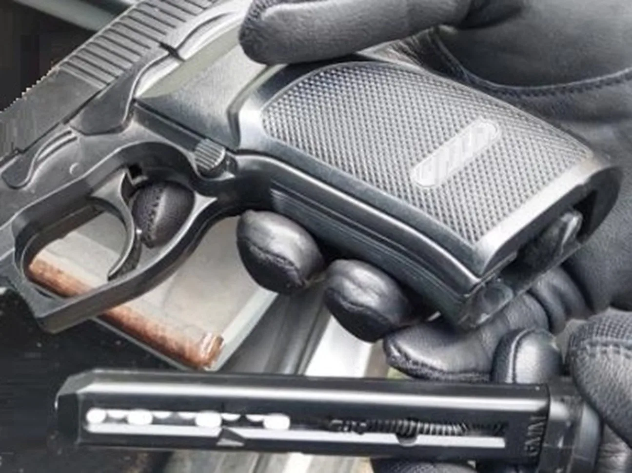 Dramatické chvíle v Jihlavě: Řidič mířil na chodce zbraní a křičel na něj. Foto: Policie ČR