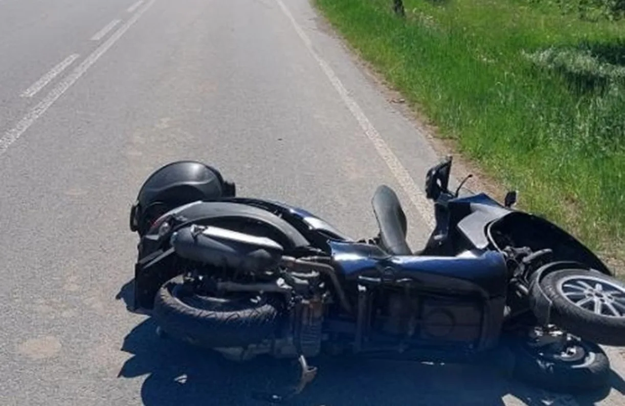 Nehoda u Studnic: Senior na motocyklu předjížděl dodávku, ta však odbočovala. Foto: Policie ČR
