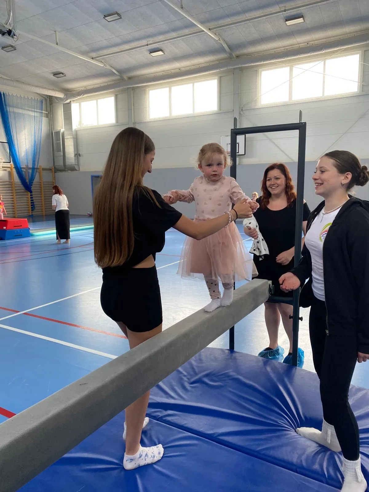 VIDEO: Puklice v čase a v pohybu: Sportovní den přilákal stovky návštěvníků a ukázal moderní zázemí školy