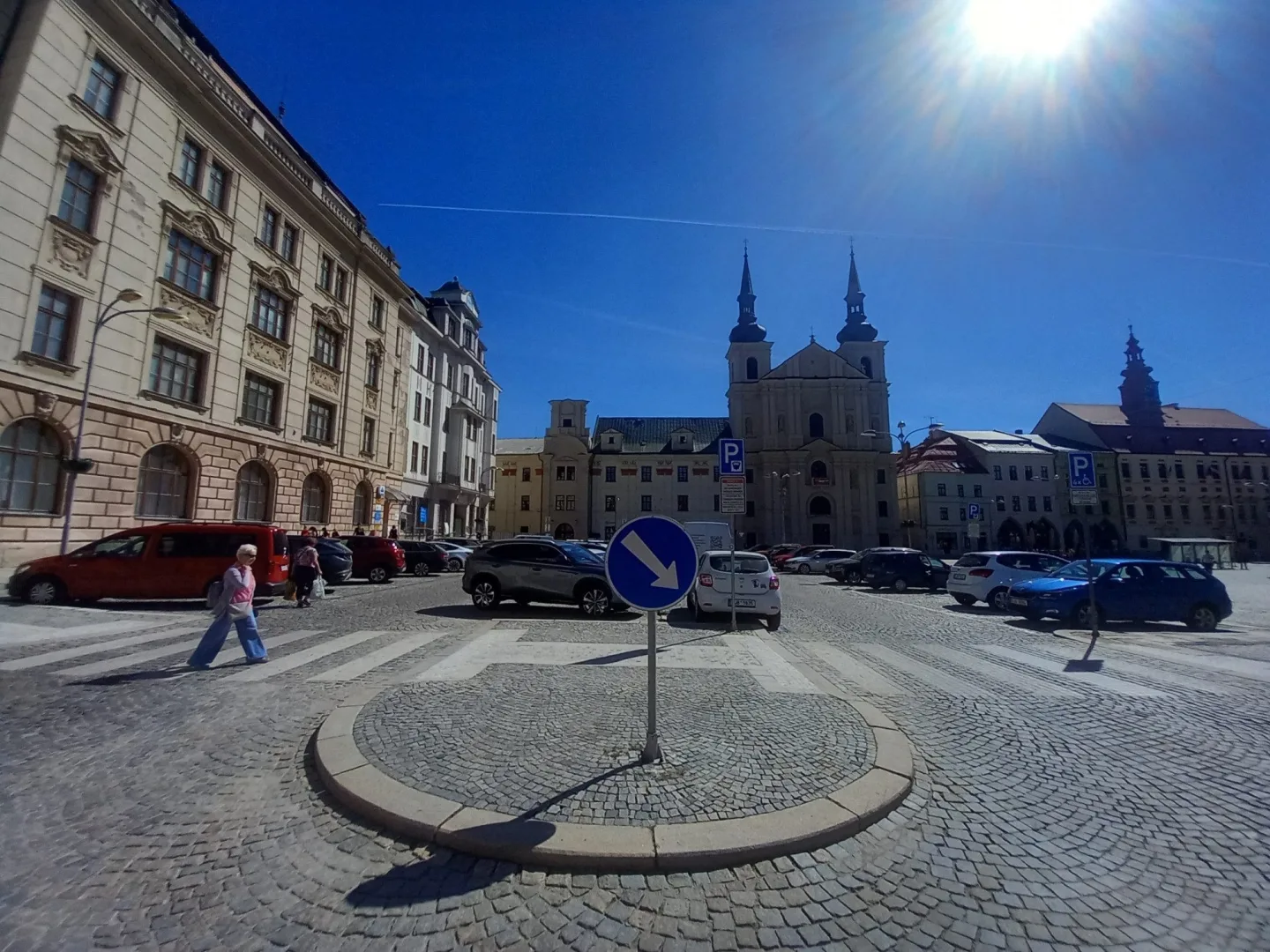 Parkování v Jihlavě XXXV.: Pro parkující u pošty bude zítřejší sobota poslední placenou